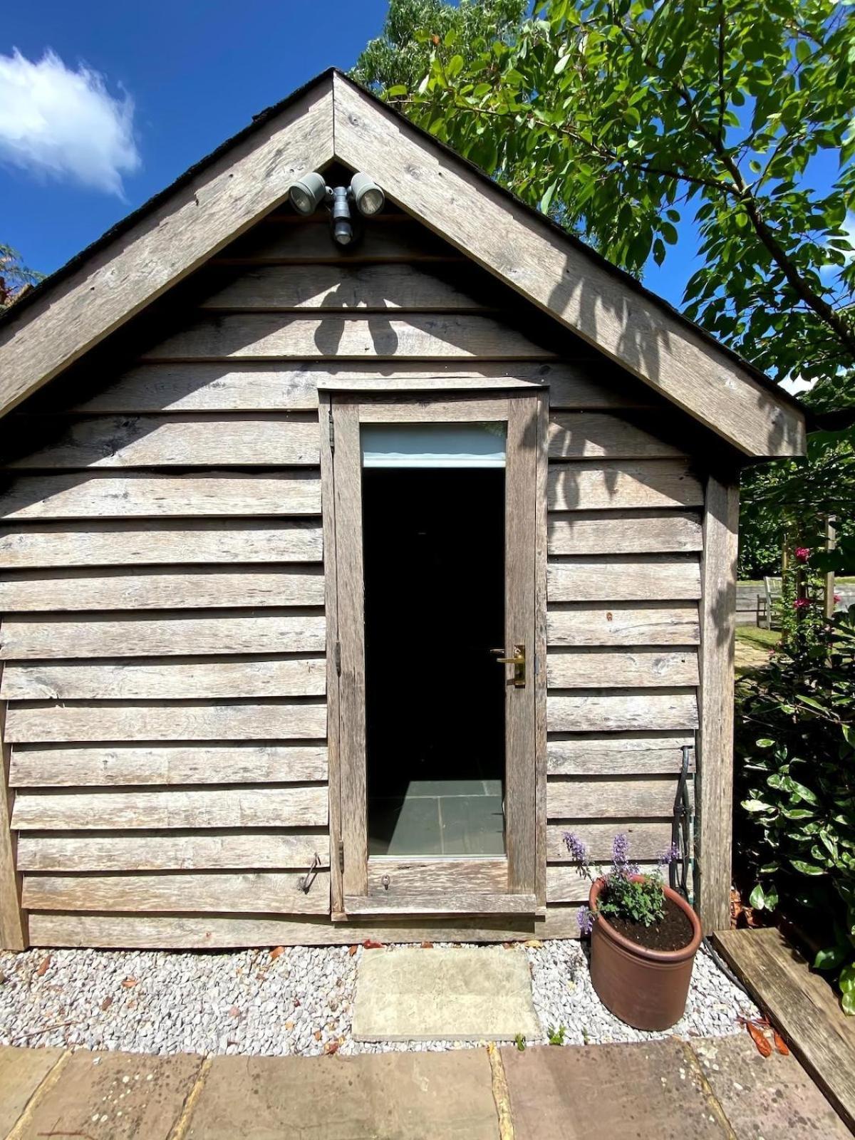 Вілла The Tool Shed Nestled In Idyllic Countryside Linchmere Екстер'єр фото